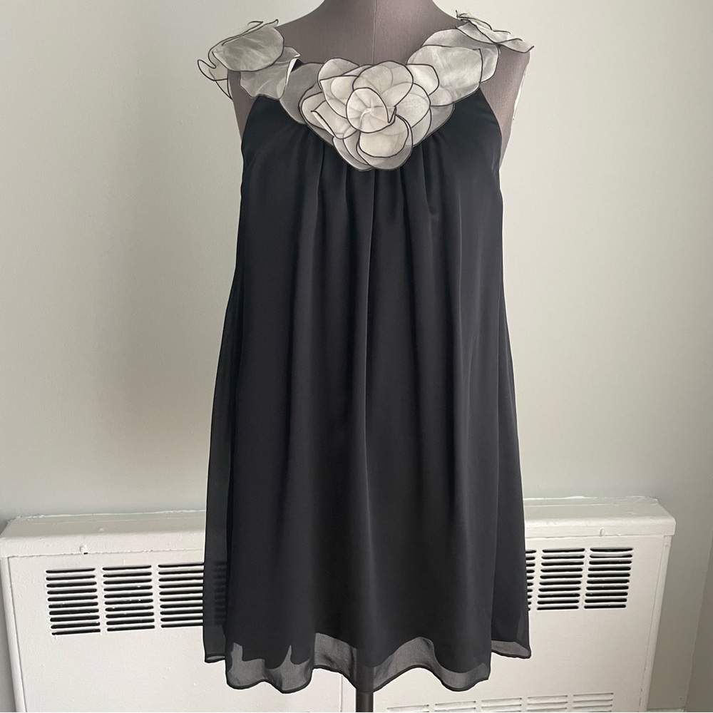 Alice + Olivia sleeveless silk shift dress in black